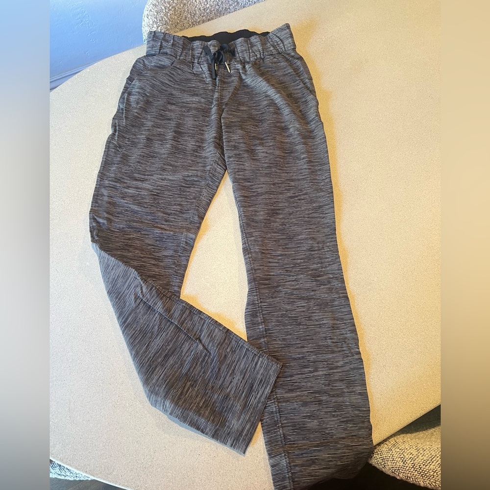 Lululemon Jet Cropped Joggers